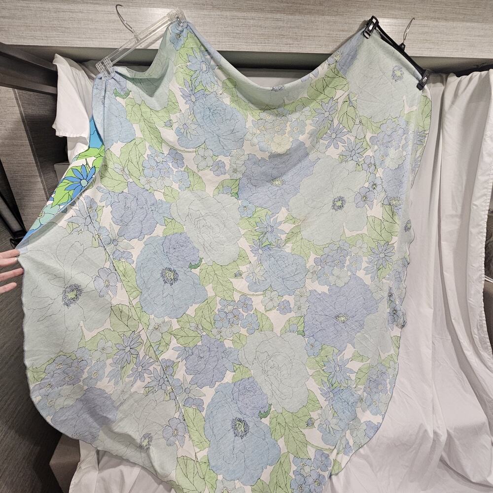 VINTAGE 60’s 70’s Round Blue Green Floral Tablecloth 66” Shabby Retro MCM - Picture 7 of 7
